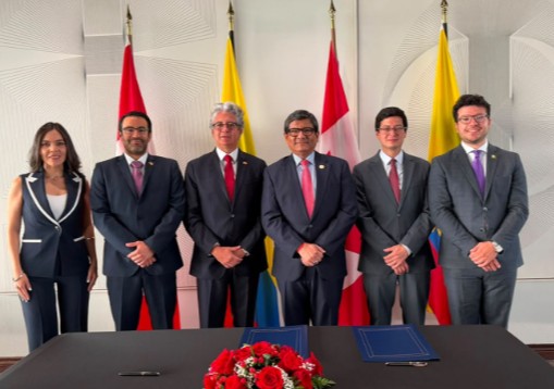 Ecuador firma un tratado de libre comercio con Canadá y más de 600 productos ingresarán sin aranceles